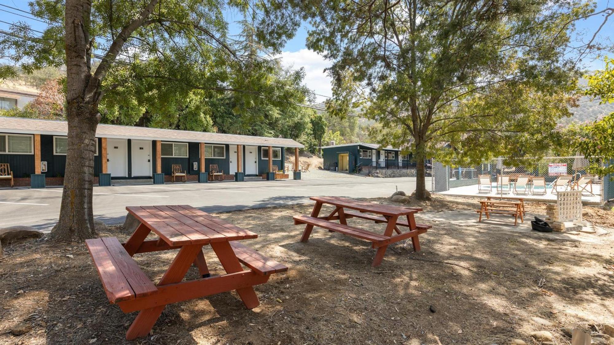 The Charlotte Sequoia Motel R2 Three Rivers Exterior photo